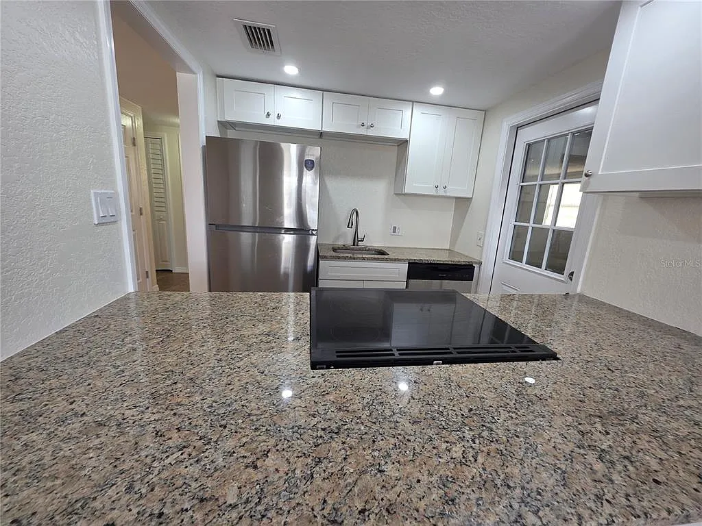 2 bed, 2.0 bath, 801 sqft, $1,200 — Photo 4