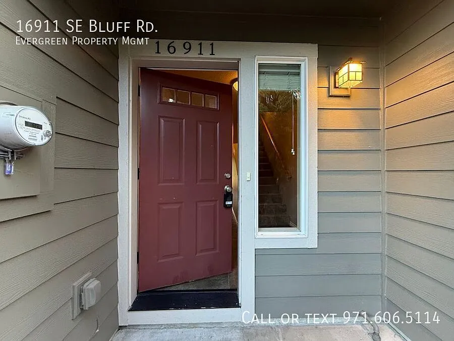 Charming 3BDRM, 2.5BA townhome located in the peaceful town of Sandy! — Photo 4