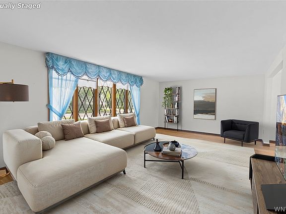 4th image of 200 Foxpoint Dr W