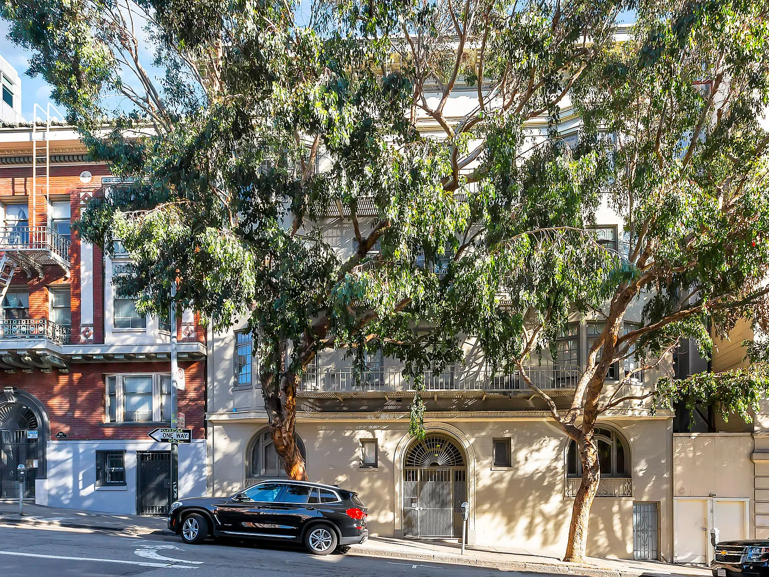 1130 Larkin — Photo 1