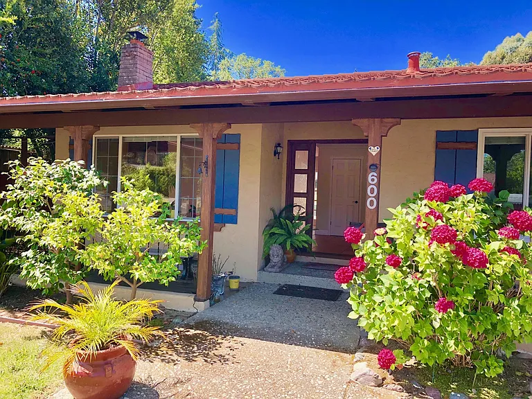 600 Francis Dr — Photo 2