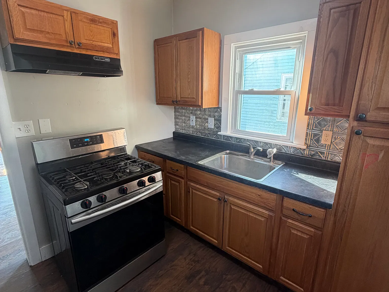 3 bed, 2288 sqft, $1,900 — Photo 3