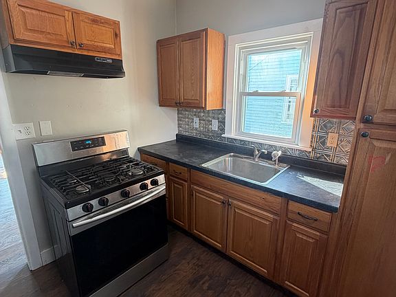 3rd image of 731 N Chestnut St