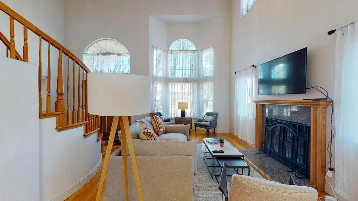 Private Bedroom in Fantastic Cupertino Home with Fenced Backyard — Photo 1
