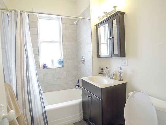 5th image of 2225 N Hamlin Ave #1
