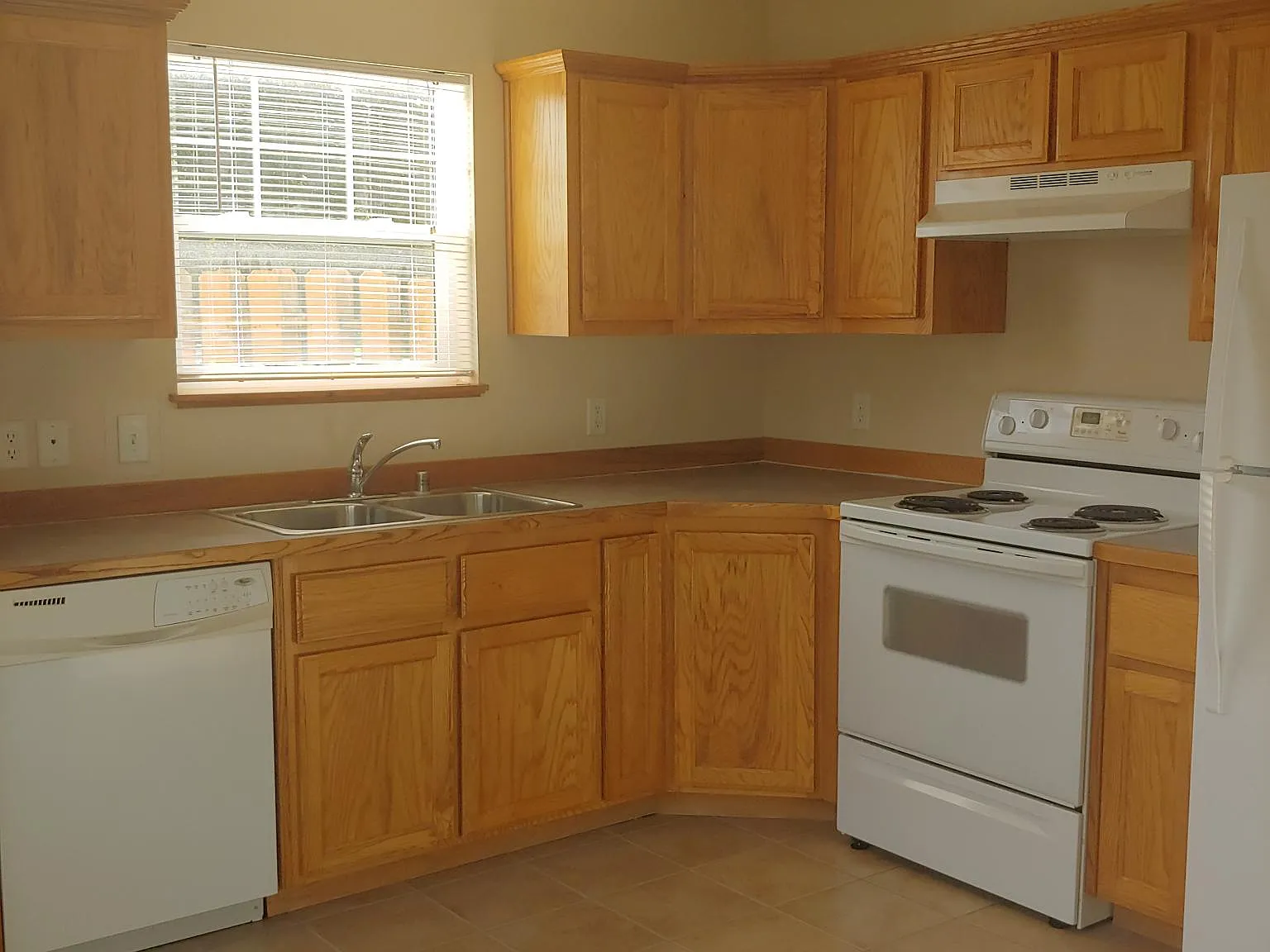 3 bed, 1.5 bath, 1328 sqft, $2,300 — Photo 4