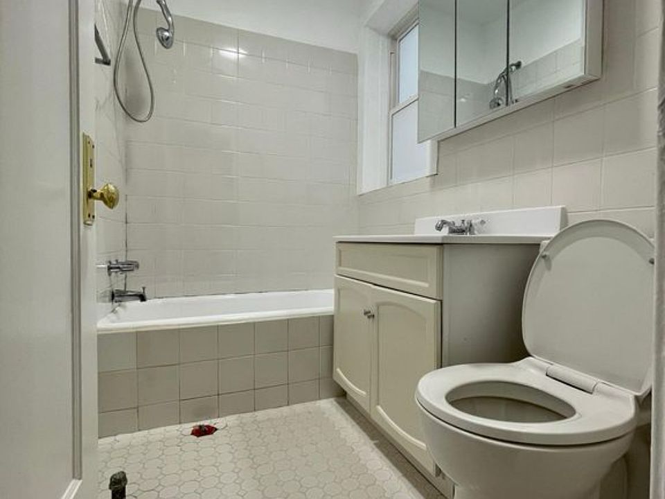 1st image of 2716 W Lunt Ave #3
