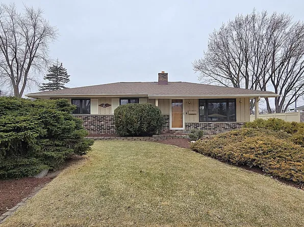 W147N8355 Manchester Dr, Menomonee Falls, WI 53051