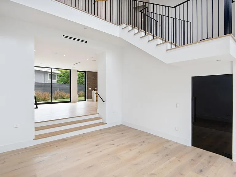 1030 Centinela — Photo 24