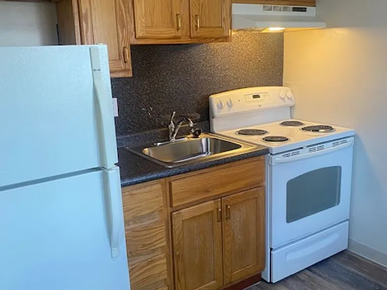 HOLLY GARDEN APARTMENTS — Photo 7