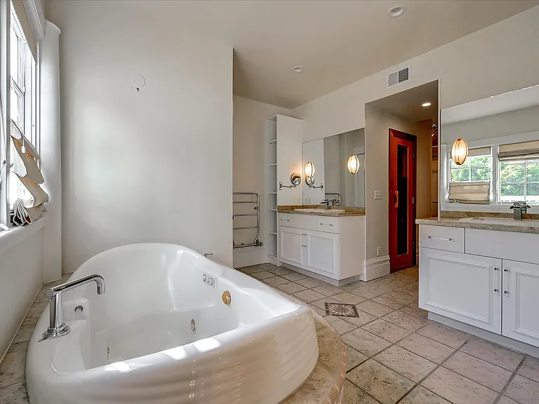 Primary B/R Spa Tub