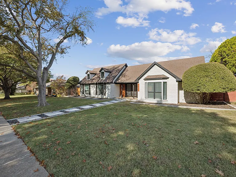 2833 Meadowbrook Dr — Photo 3