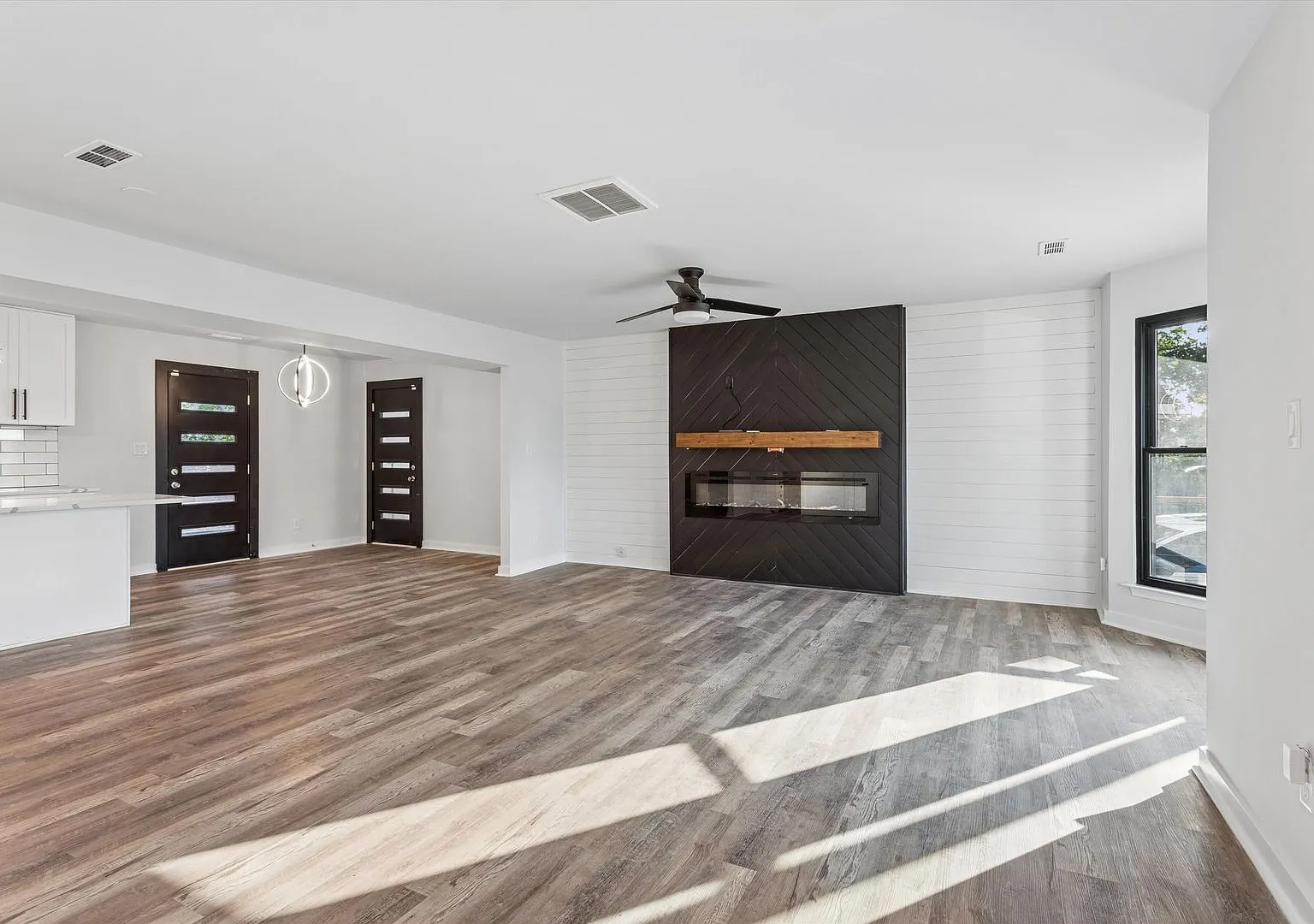 Move-In Ready with a Primary Suite Near the Shipyard & I-664 — Photo 3