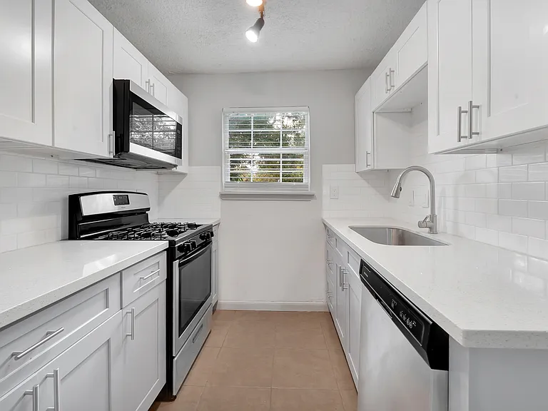 2503 Delano St — Photo 10