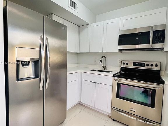 5th image of 1725 Normandy Dr APT 2