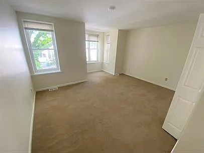 514 14th St NE — Photo 3
