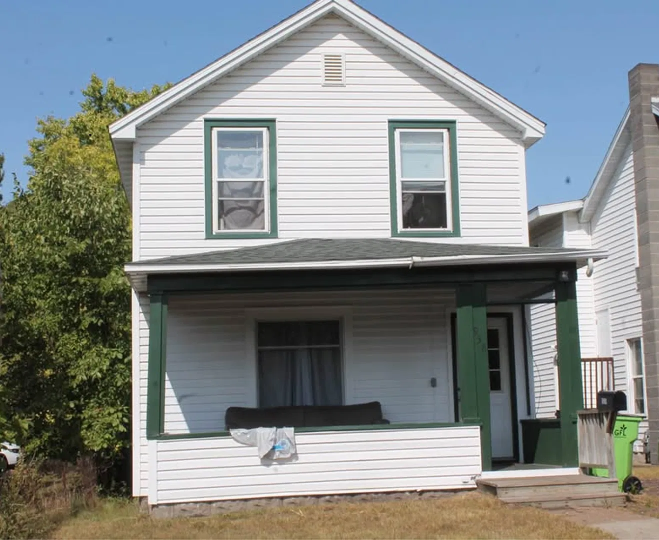 3 Bedroom, 1 Bathroom - Prime Water Street Location — Photo 1