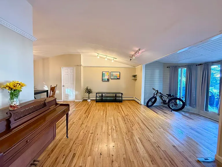 90 University Heights Dr — Photo 3