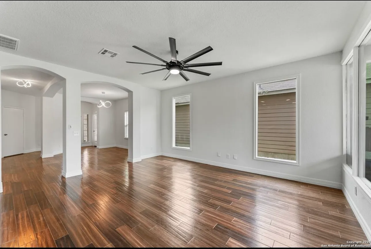 5 bed, 2800 sqft, $2,500 — Photo 3