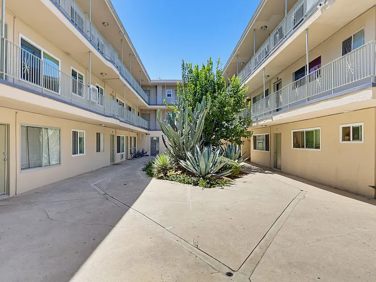 Hyde Park Living Steps to Transit, Parks & Crenshaw! — Photo 36