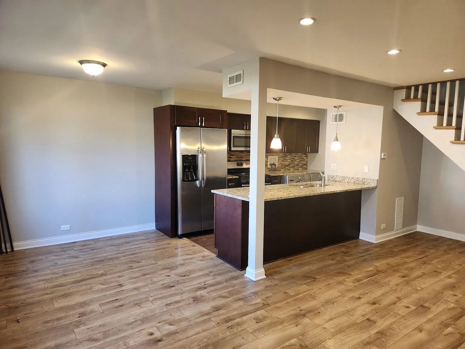 2 bed, 1000 sqft, $2,050 — Photo 3