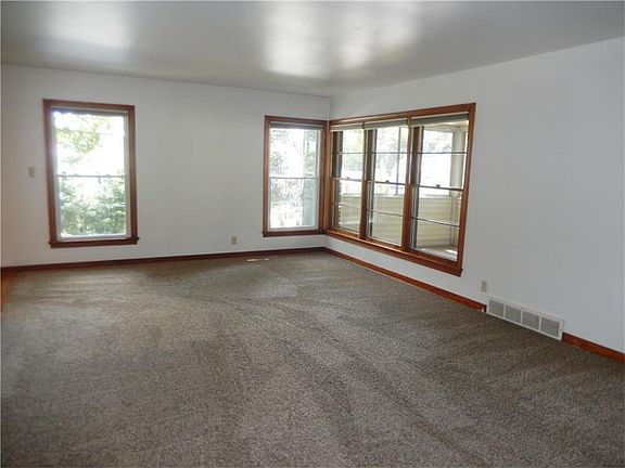 3rd image of 33 Northmont St