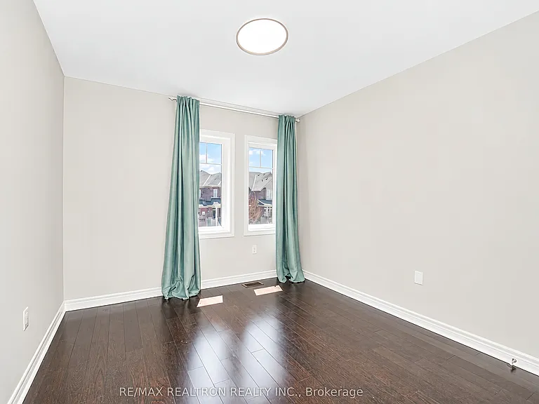 77 Betony Dr — Photo 32