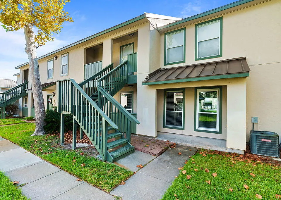 302 Saint Andrews #103