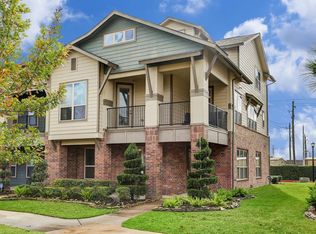 719 Via Lago, Webster, TX 77598