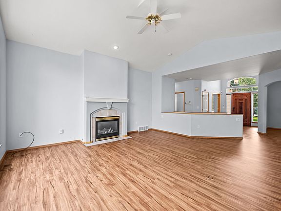 4th image of 110 W Moran View Ave