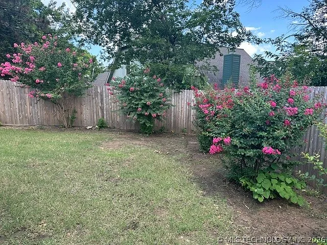 3 bed, 2.0 bath, 1939 sqft, $1,925 — Photo 3