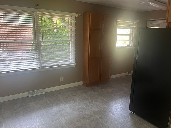 3rd image of 708 Fairview Blvd #708