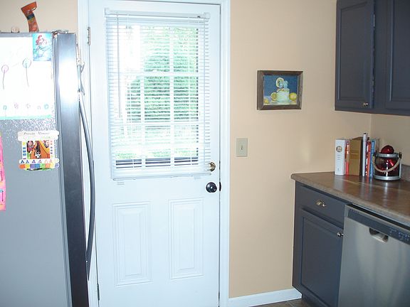 4th image of 823 Hinton Dr