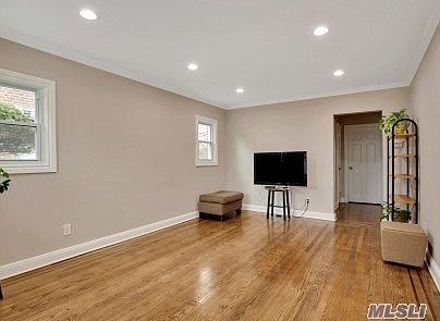 2nd image of 215 Wilson St