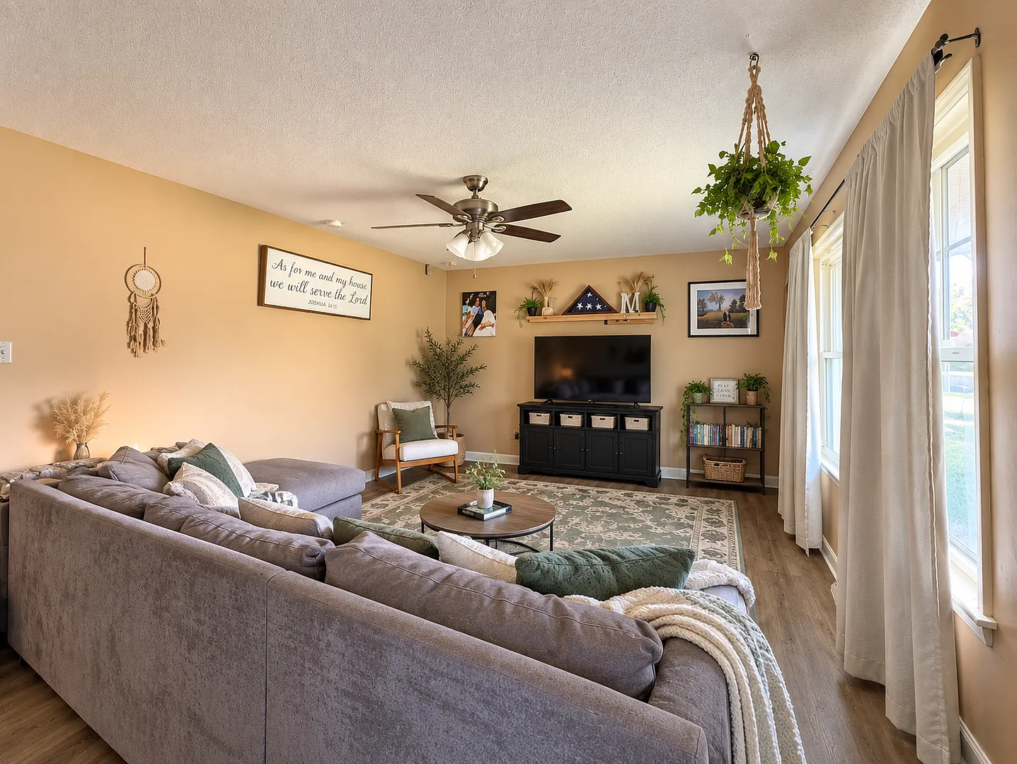 3D Tour Available - Fenced-in Yard + Charming & Cozy + Washer & Dryer Included! Available Novembe... — Photo 2