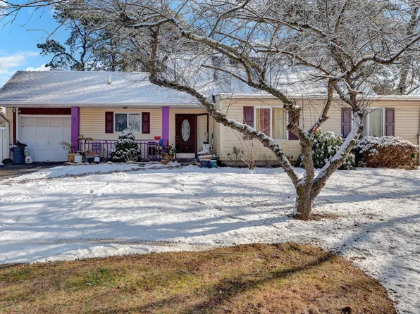 3 Willow Ct, Medford, NY 11763