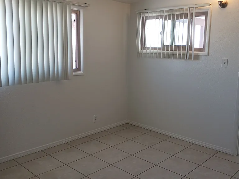 BEDROOM WITH WINDOWS