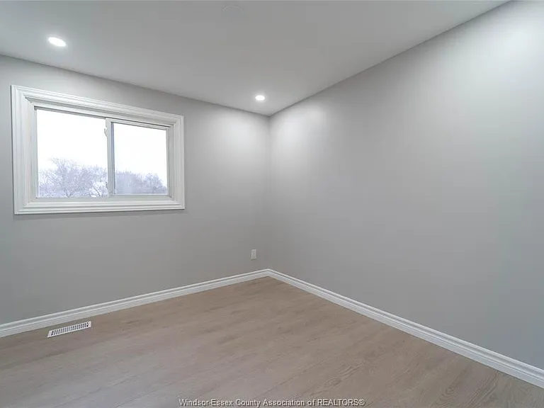 5414 Lassaline Ave — Photo 12