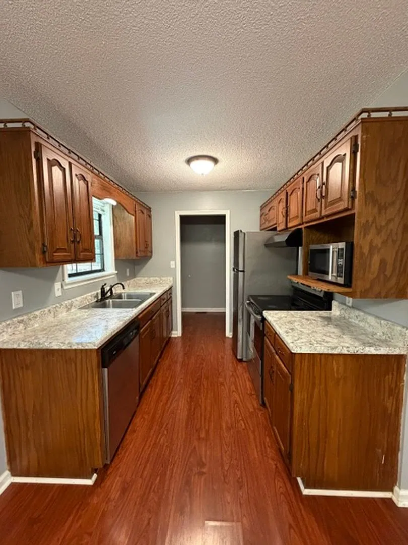 3Bedroom 2 Bath House w/ attached Garage — Photo 4