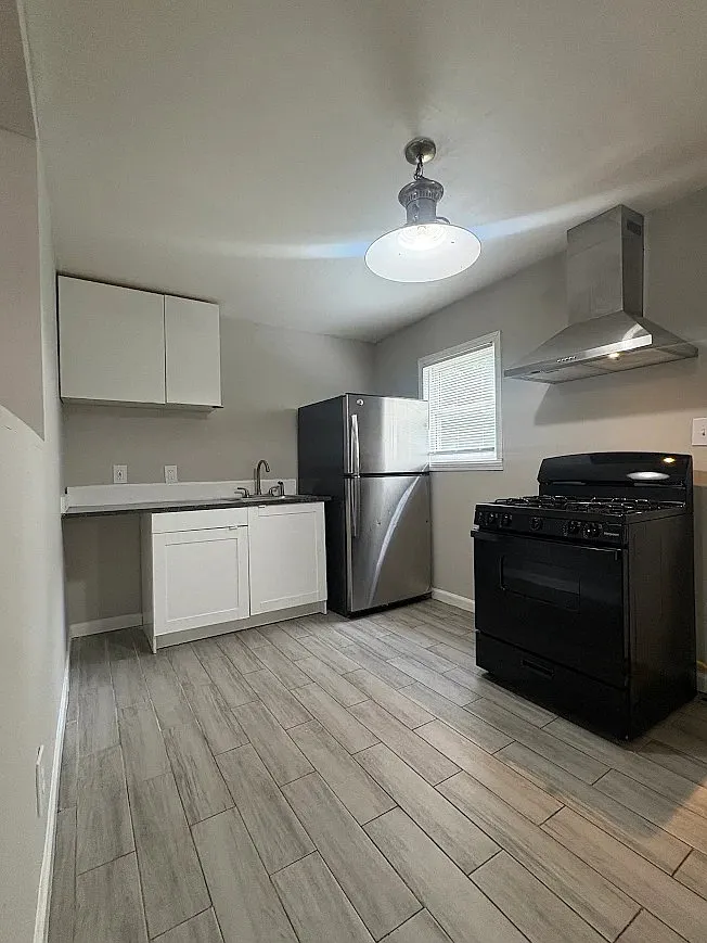 3 bed, 1100 sqft, $1,695 — Photo 3