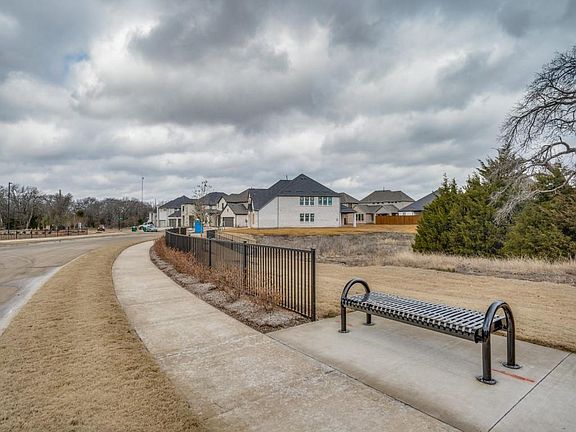 2nd image of 2832 Oakhurst Dr
