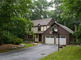 34 Robinhood Dr, Gales Ferry, CT 06335