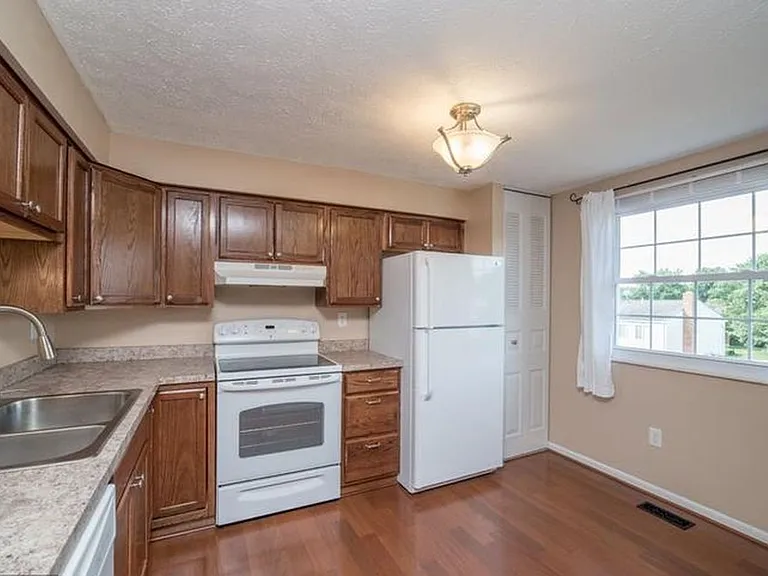 1746 Springfield Ln — Photo 11