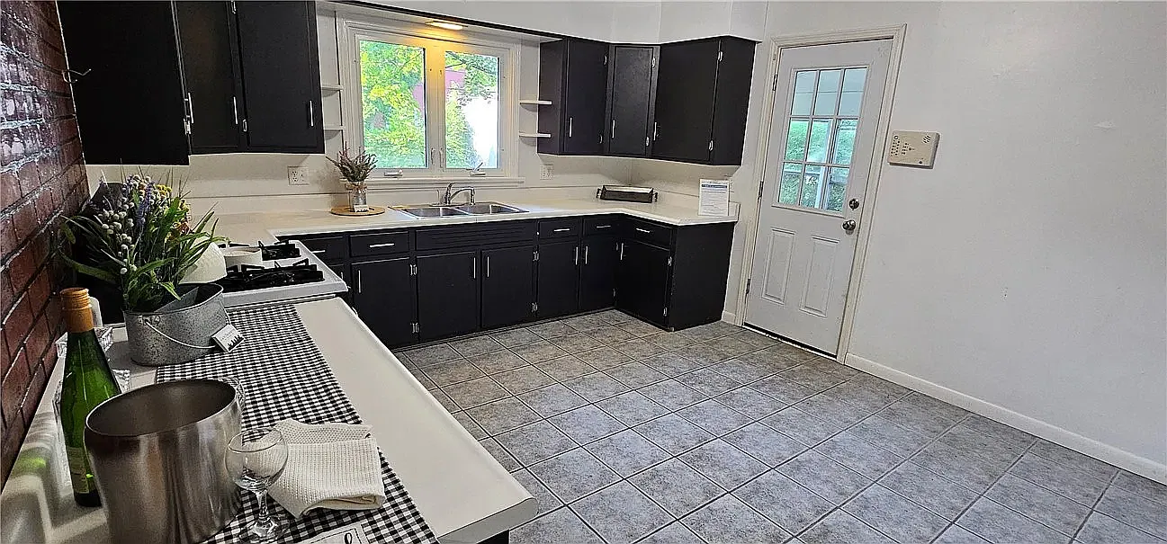 3 bed, 1342 sqft, $2,195 — Photo 3