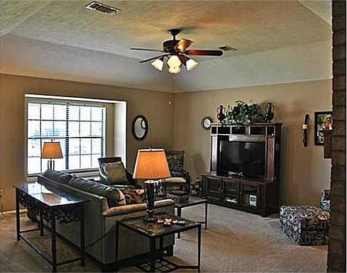 2nd image of 3716 Ravenwood Dr