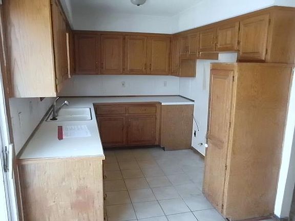 2nd image of 1005 S 49th Dr