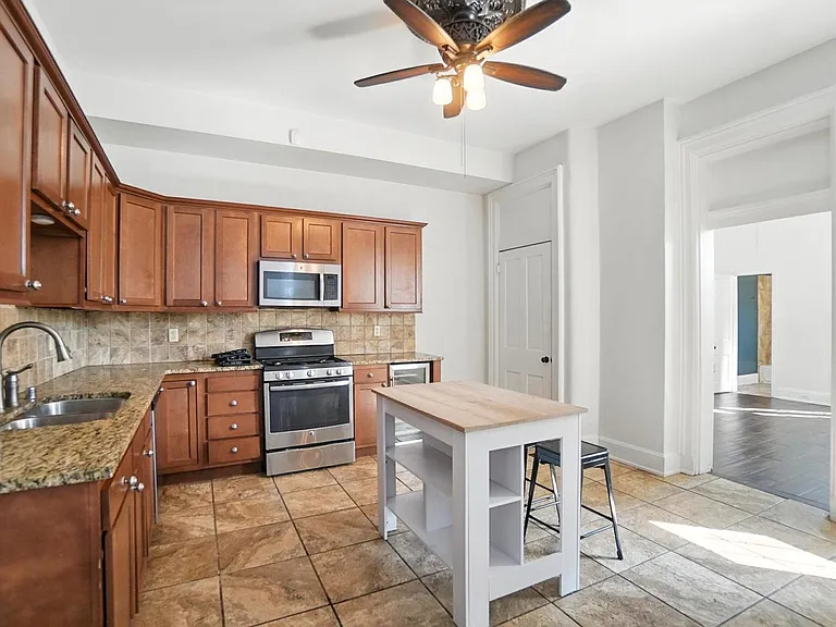 843 Overton St — Photo 16