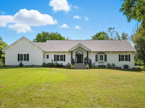 1275 E Knoll Dr, Robins, IA 52328