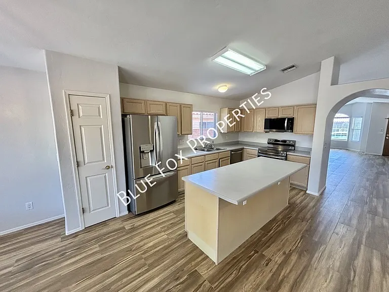 710 W Calle Alta Loma — Photo 2