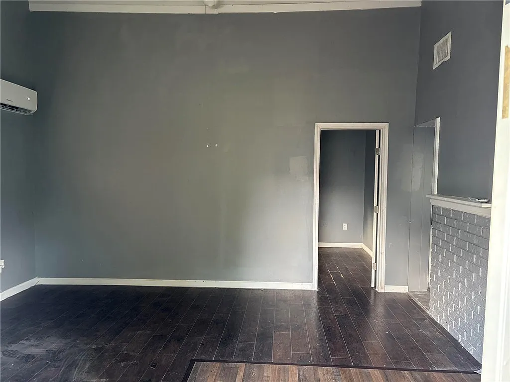 2 bed, 1.0 bath, 2210 sqft, $1,200 — Photo 4